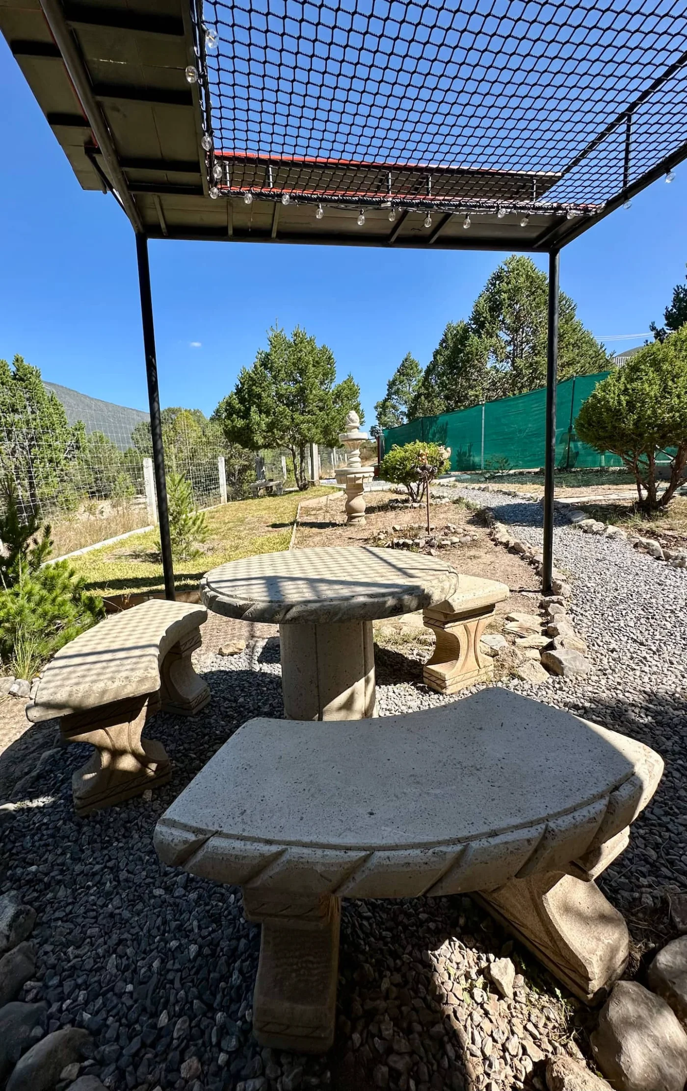 La mesa de cantera del jardín