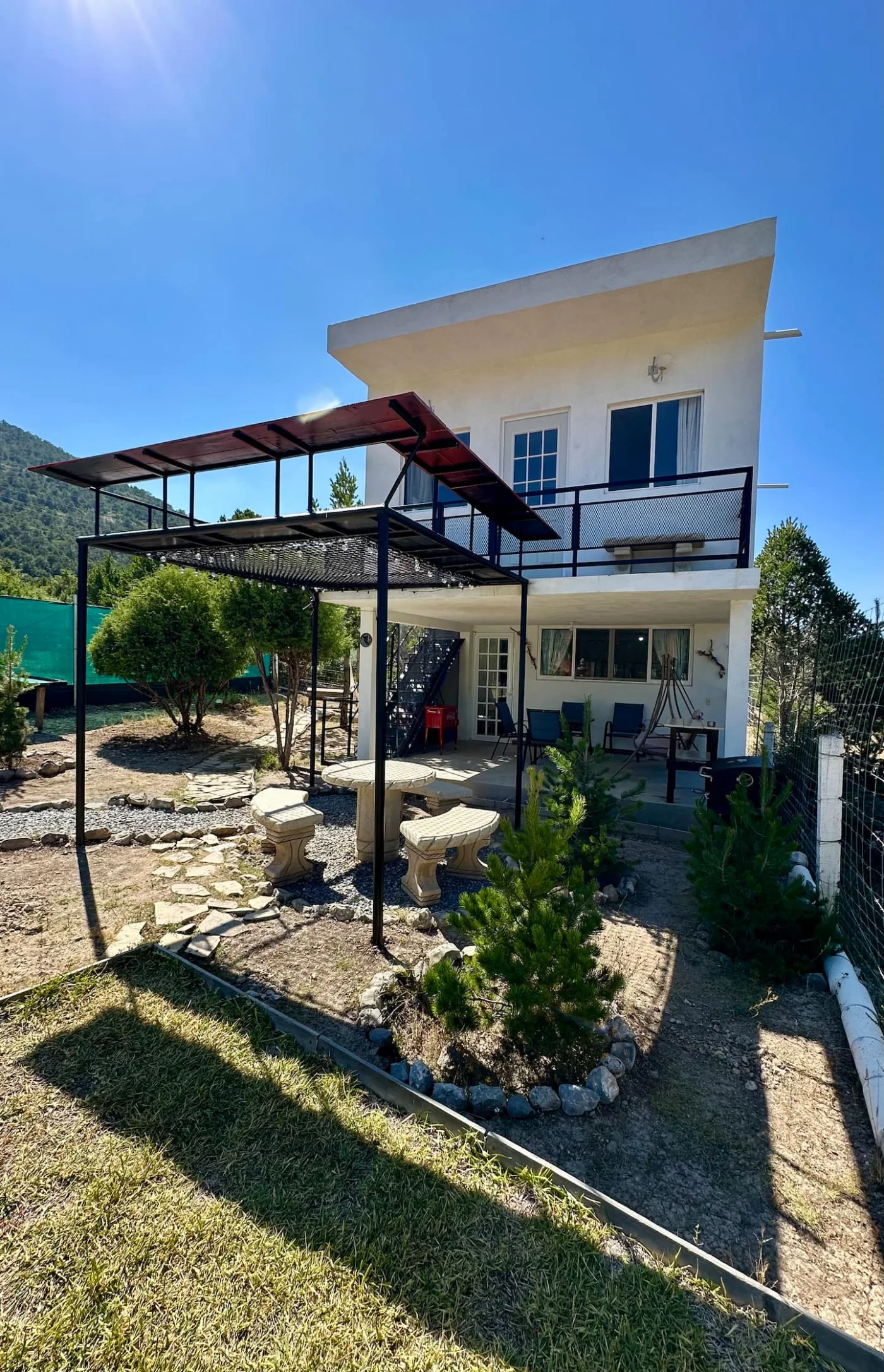 La terraza techada con el asador