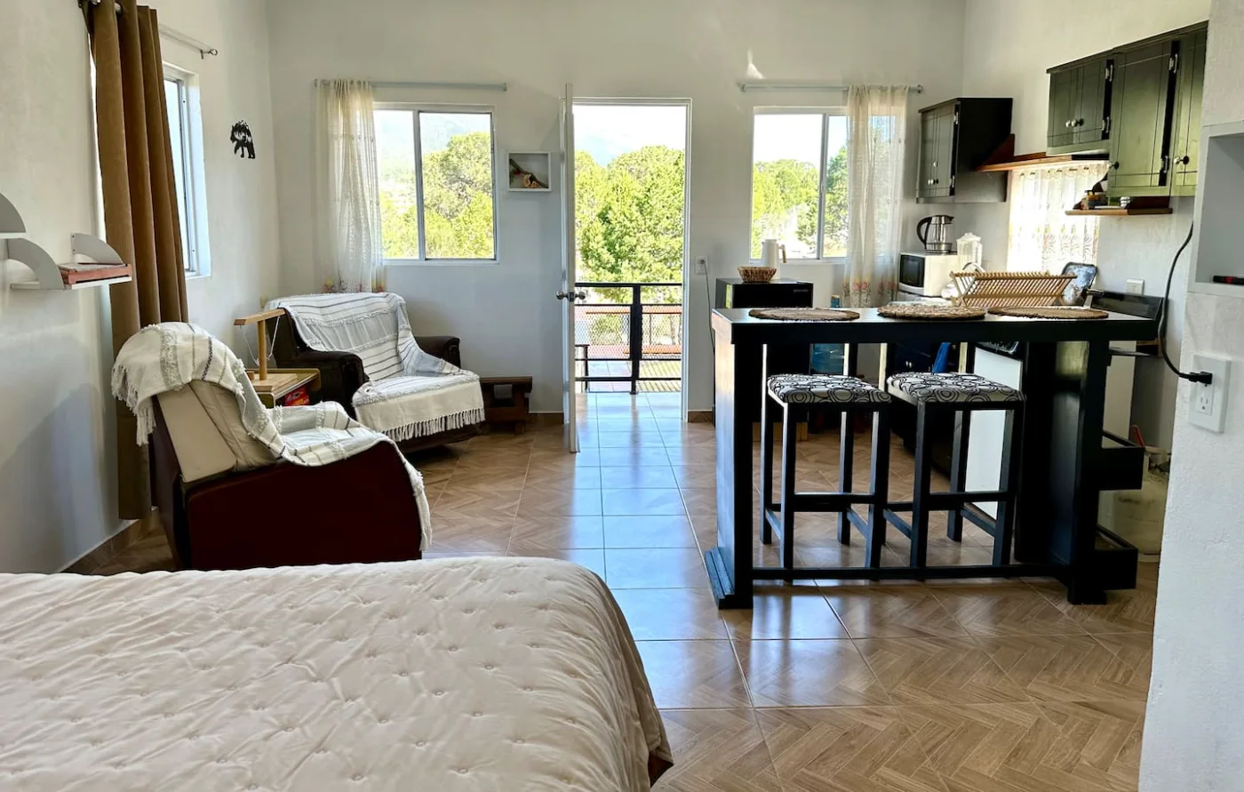La sala y la cocina de la planta alta