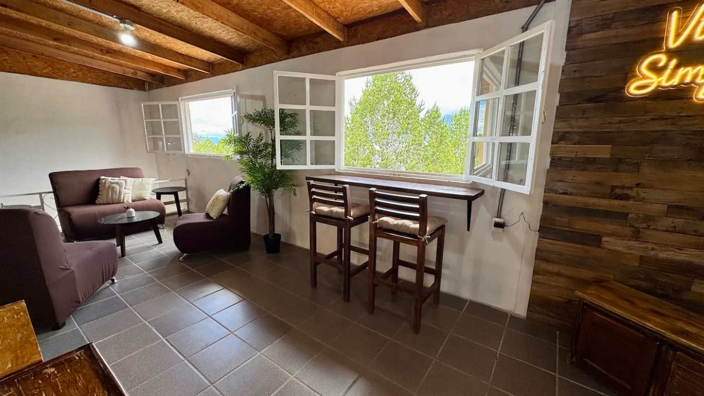 El comedor, junto al ventanal