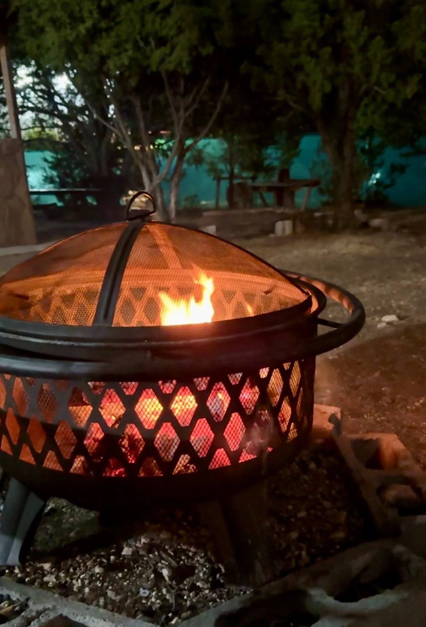 El fogatero encendido