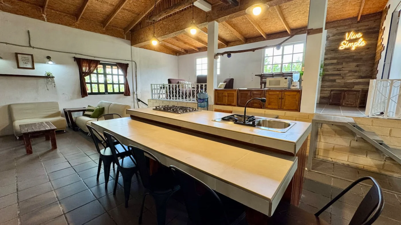 La mesa larga del comedor