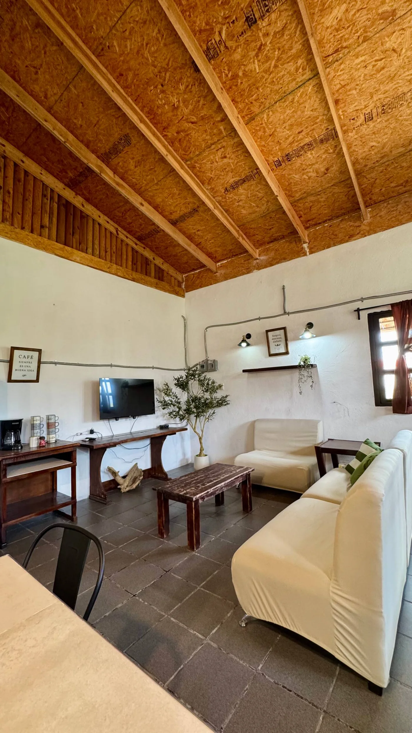La sala, con el techo de madera